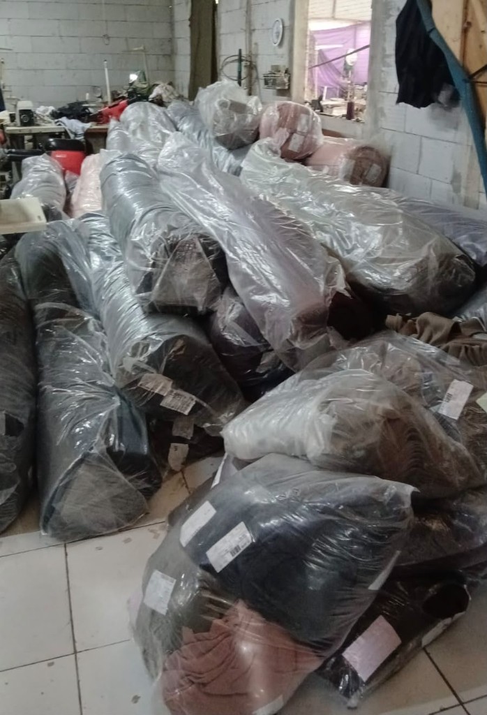 Stok gulungan dan bundel kain di workshop Vertex Vernando Textile