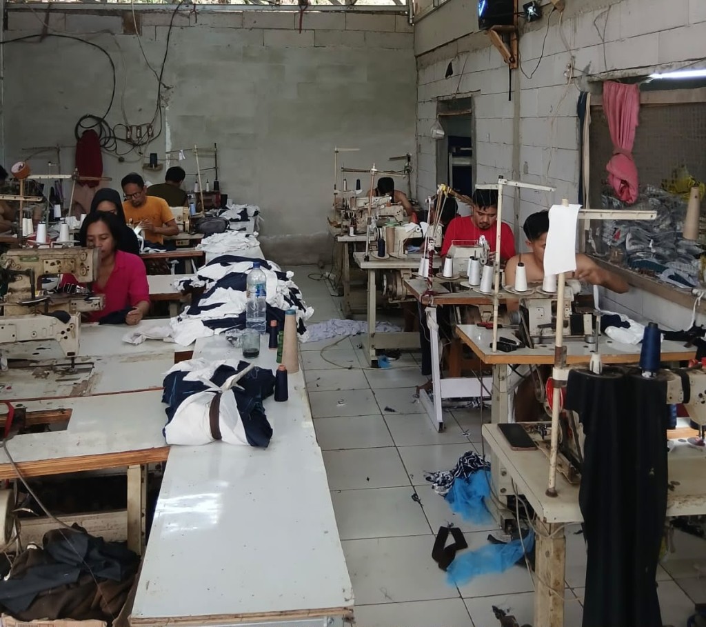 Suasana produksi bersama di workshop Vertex — pemberdayaan tenaga lokal